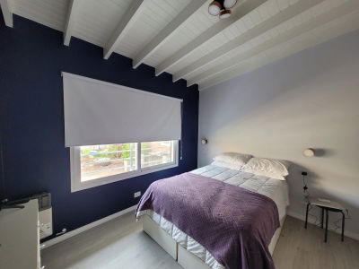 Estudio con cortina Roller Blackout blanca