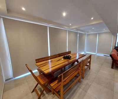 Dormitorio con cortina Roller Blackout sand