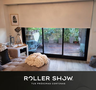 Home office con cortina Roller Blackout sand